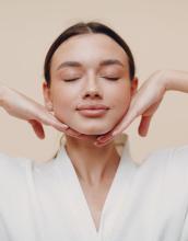 5 ejercicios de gimnasia facial para lograr un rostro joven